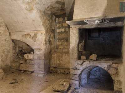 Facciamo quindi il percorso a ritroso per tornare di sopra e ammirare i piani nobili dell'immobile. Approdiamo quindi in un ambiente del primo piano che ospita i resti di un forno adoperato per cuocere il pane 
